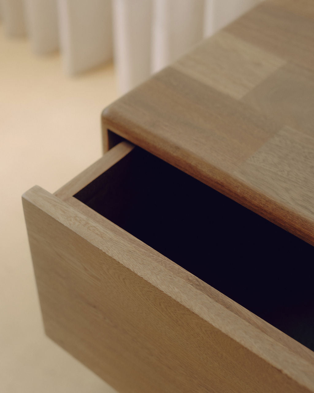 Mesa de noche Brella