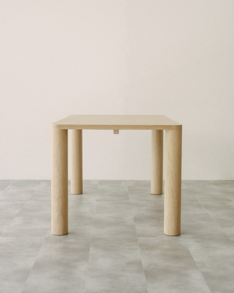 Mesa de comedor patas cilíndricas