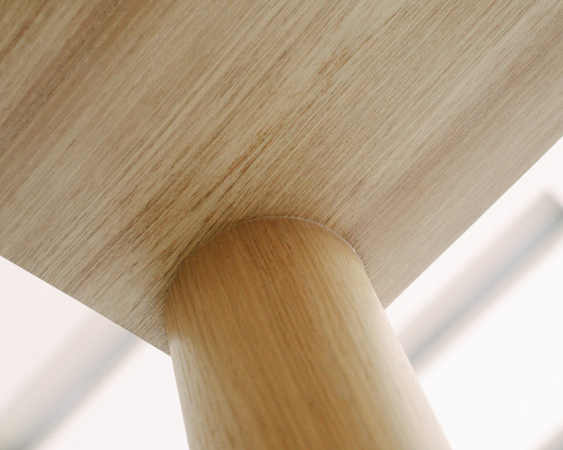 Mesa de comedor patas cilíndricas